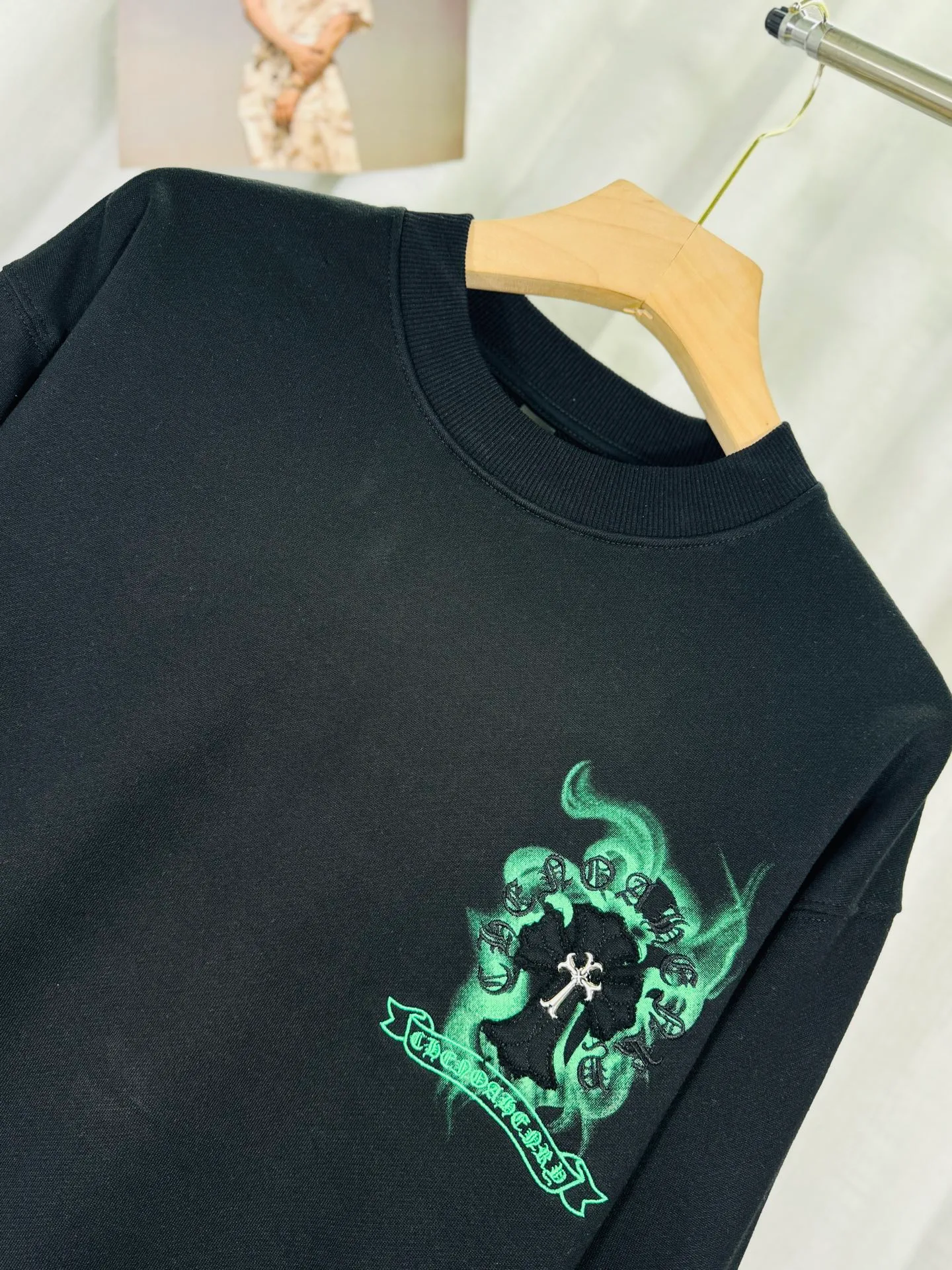 P240 top version, real shot without P, ​​different from market currency) 𝗖𝗵𝗿𝗼𝗺𝗲 𝗛𝗲𝗮𝗿𝘁𝘀/Croxin 2025 3D three-dimensional autumn and winter new original single counter American laser color printed patch embroidered couple casual sweatshirt 👑The highest version! Customized fabric 430g tripe terry fabric!  The best-selling model in the counter, very comfortable to wear. Accessories: original molded and authenticated collar label➕100% silk wash label. Genuine purchase-grade original hangtag➕matching hanging rope➕3D hanging beads➕original packaging bag. Craftsmanship: The original version has consistent wiring! The highest version of the armhole matching technique! Color: White Black Size: S M L XL Style No.: 9304